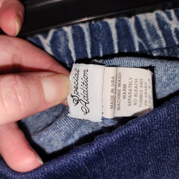 Vintage 1990s Maternity Denim Shorts
Size 14 - Picture 3 of 4